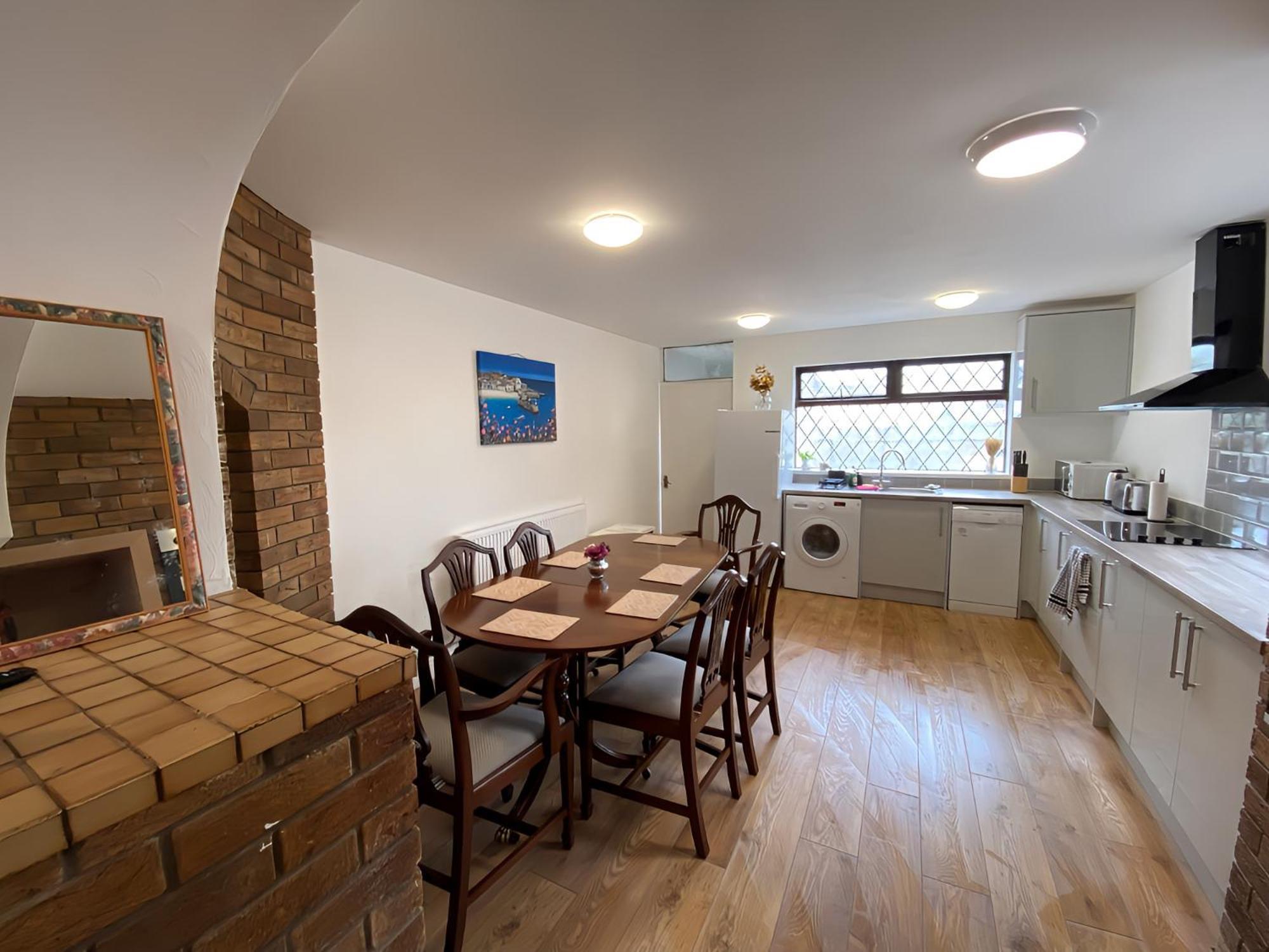 4-Bedroom Home - Perfect For Those Working In Bridgend - By Tailored Accommodation 外观 照片