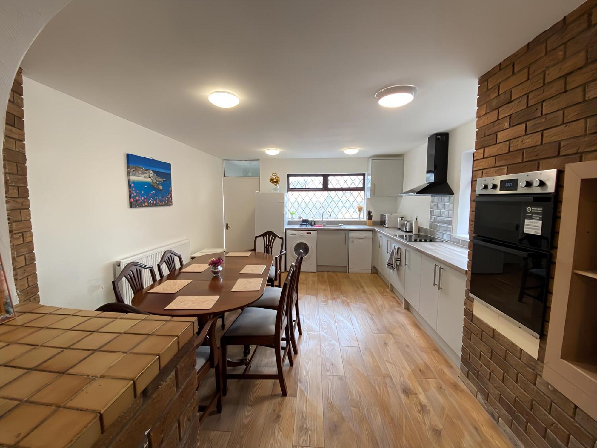 4-Bedroom Home - Perfect For Those Working In Bridgend - By Tailored Accommodation 外观 照片