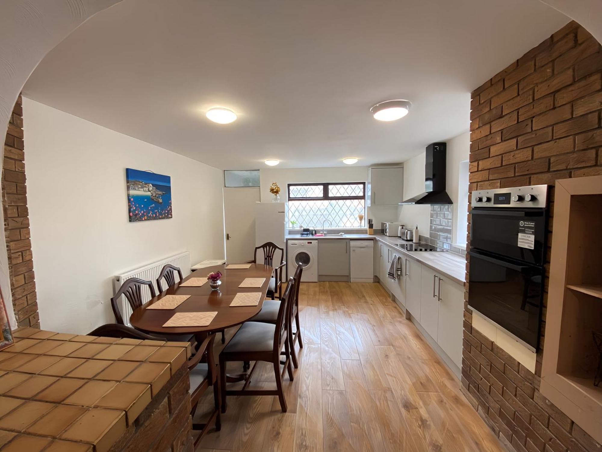 4-Bedroom Home - Perfect For Those Working In Bridgend - By Tailored Accommodation 外观 照片